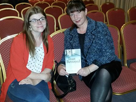 7月6日晚，愛爾蘭舉行紀錄片《活摘》首映式，愛爾蘭倡導人權的暢銷書作家卡裡娜•科爾甘（Karina Colgan）女士觀看了紀錄片，她表示中共活摘法輪功學員器官「駭人聽聞」。右一為科爾甘女士。（李凌雲／大紀元）